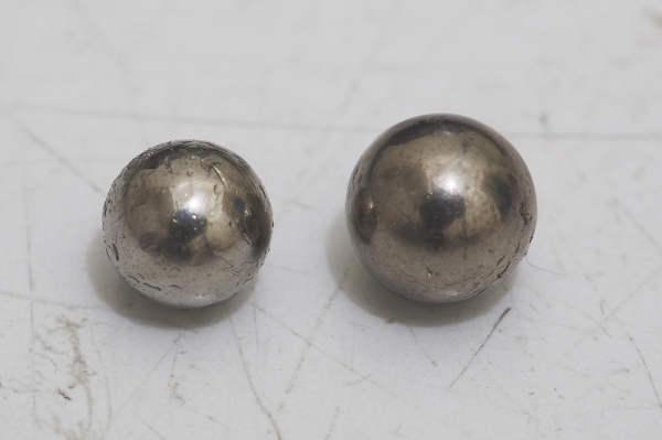 1538231256_8514777585baf8bd82b1a55.02650773_stainless QD ball ( left ) brass ( right ) low resol.jpg