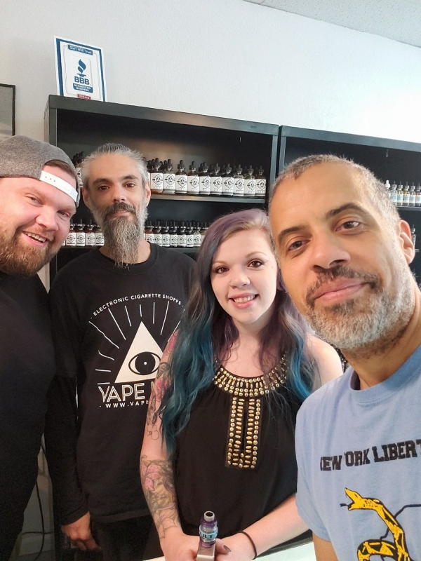 1548959602_15929183715c533f720b1fc9.07378602_Larry Sharpe and Vape Kult Krew.jpg