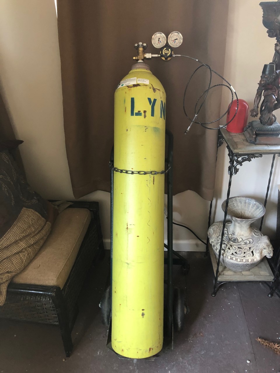 1553031845_2775286115c9162a580e619.95190614_nitrogen_tank1.jpg