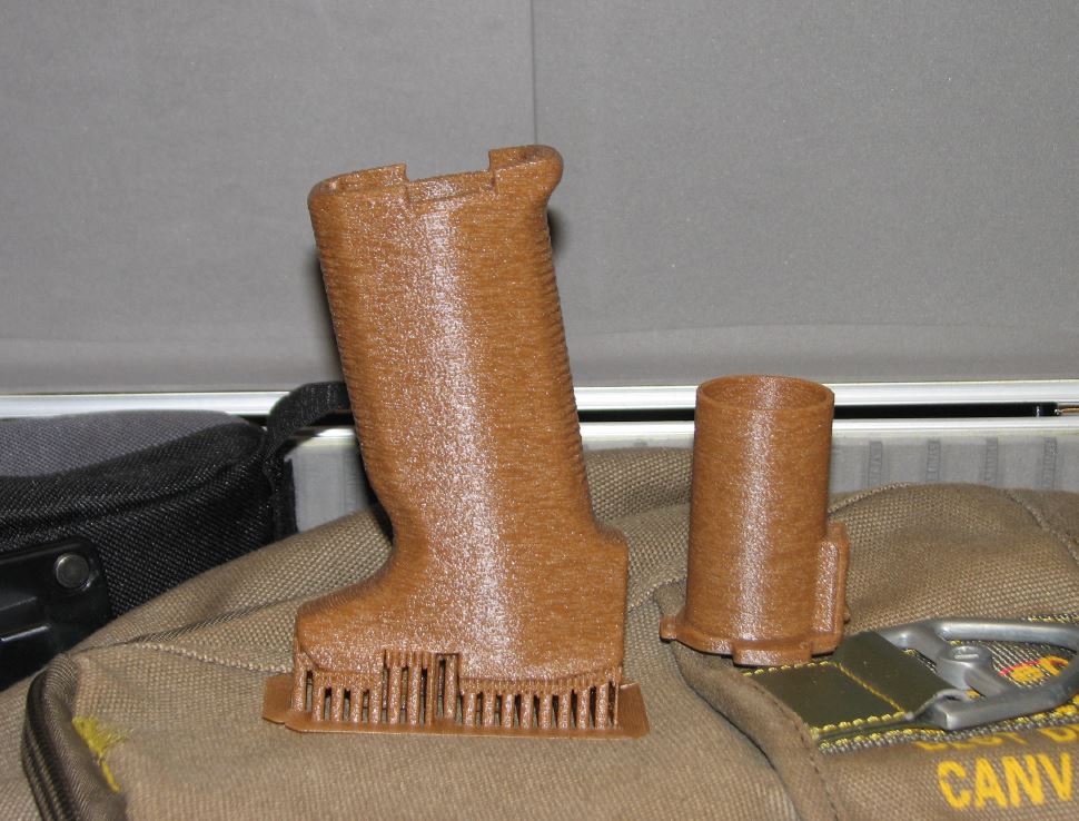 1577879719_15407692185e0c88a766ef94.55082665_leshiy grip and magpull container.JPG