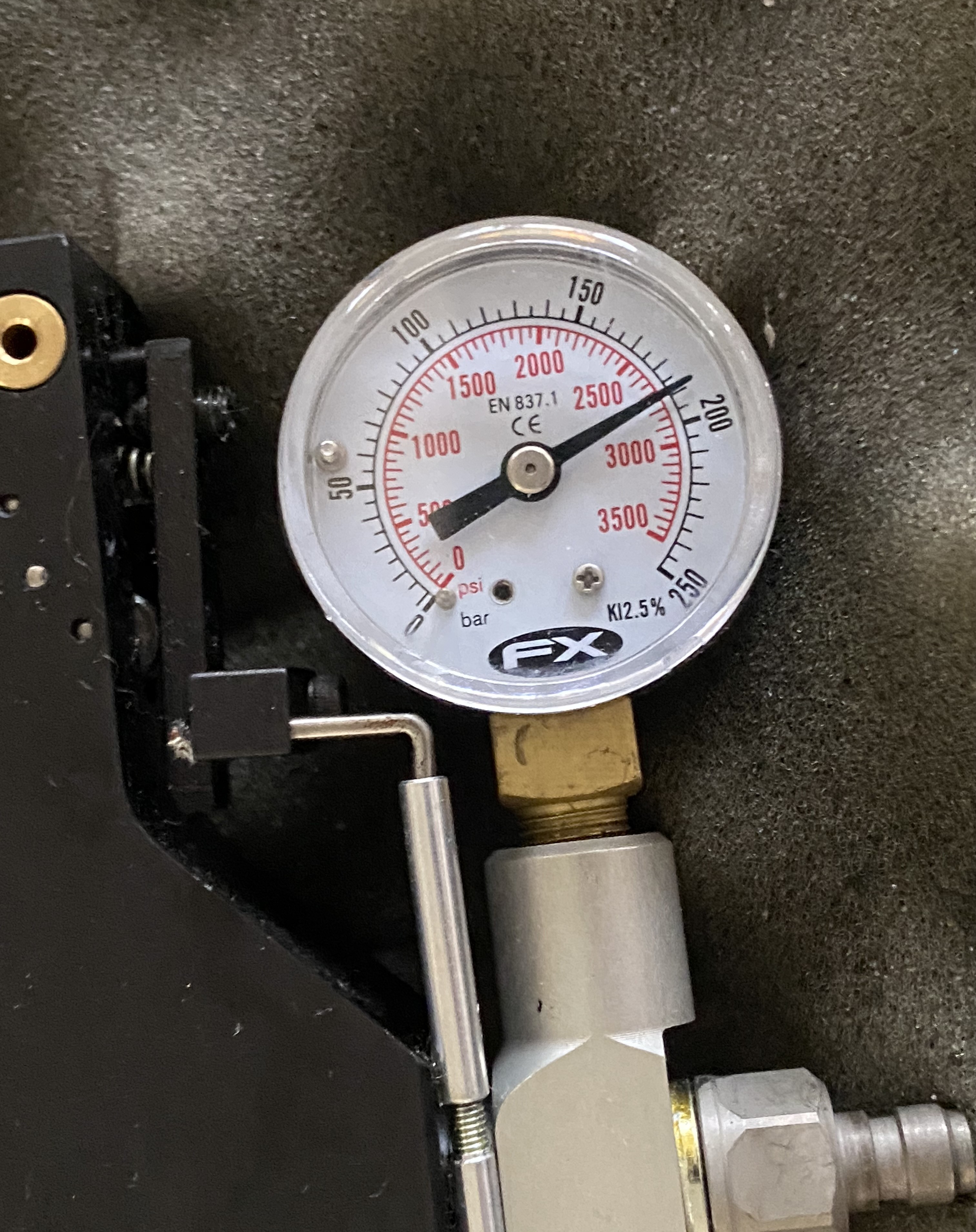 GAUGE & screw.jpg