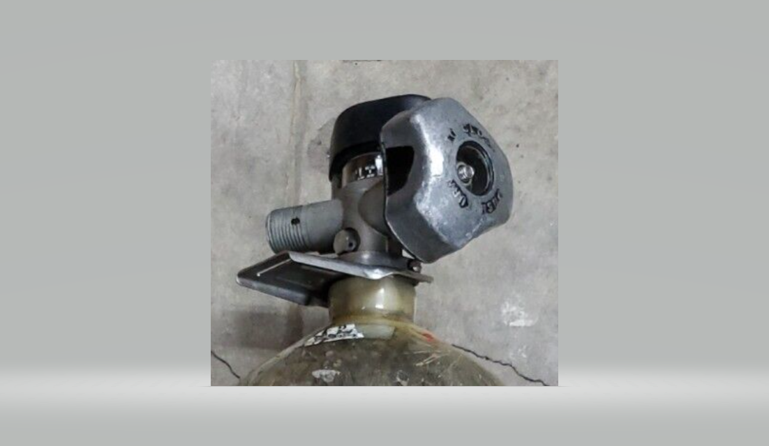 scott scba tank valve cropped.png